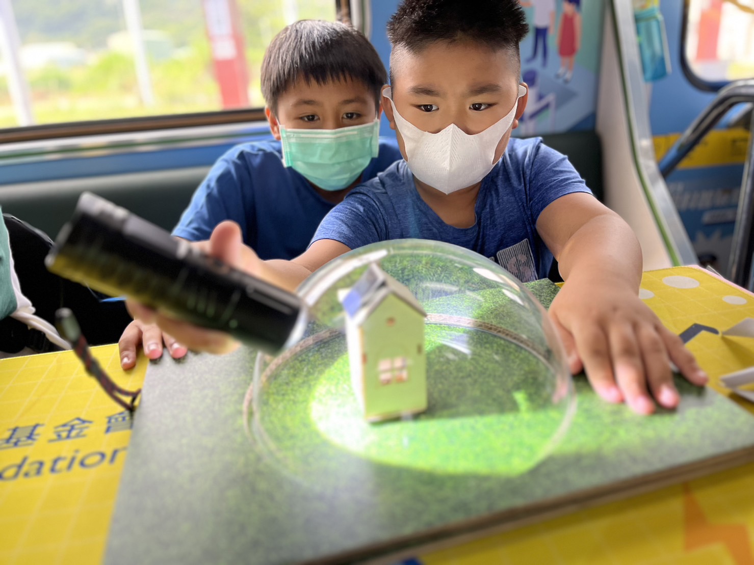 918博天堂參與基礎科學主題車廂，以STEAM教學精神，設計「逐日科學家」、「太陽能工程師」以及「淨零建築師」三大能源科普課程和實驗